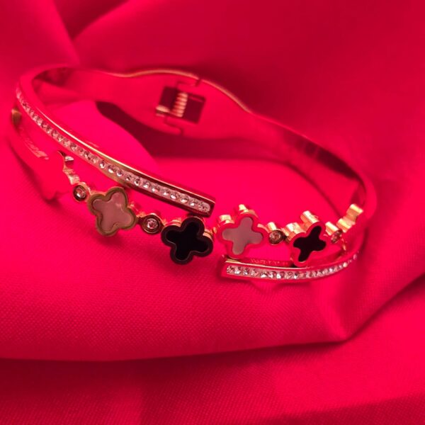 anti-tarnish clover bracelet
